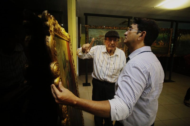Rivasplata mostrando uma de suas obras para o Presidente da FEM Manoel Pedro Foto: (Edson Bruno)
