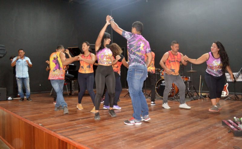 Toda a desenvoltura do grupo Crasy Dance na reinauguração da Escola de Música Foto: Dayana Soares