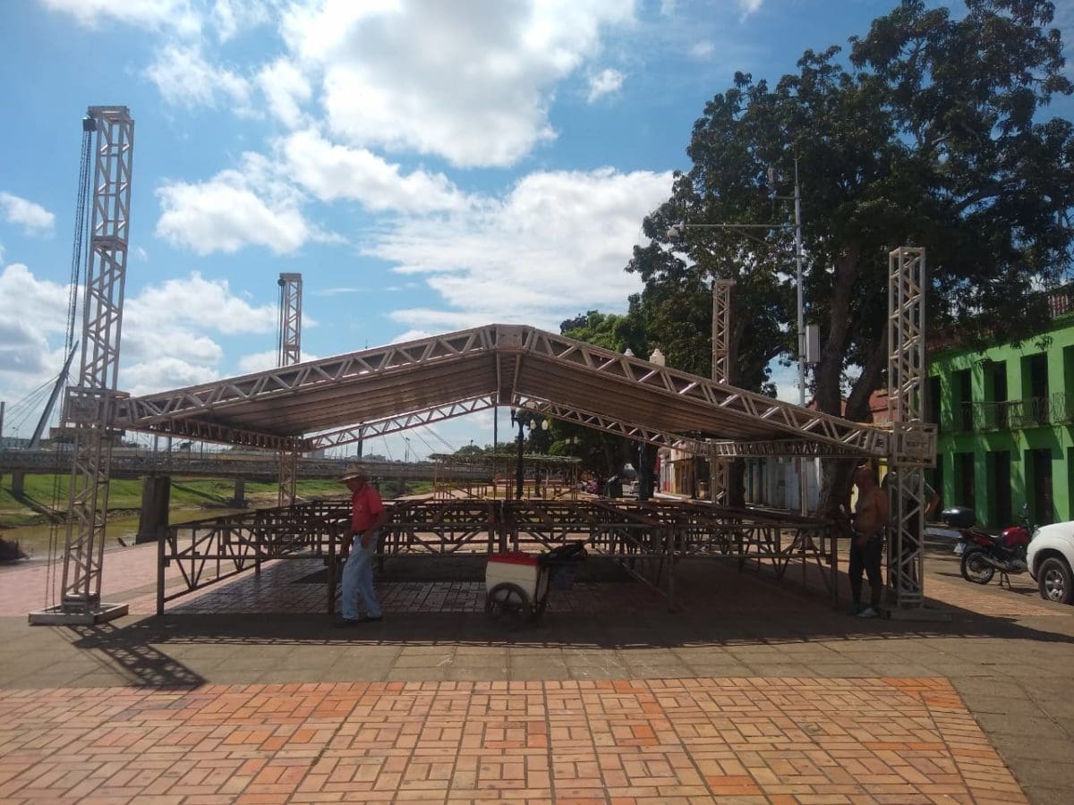 Estrutura de palco sendo montada Foto:: Ascom