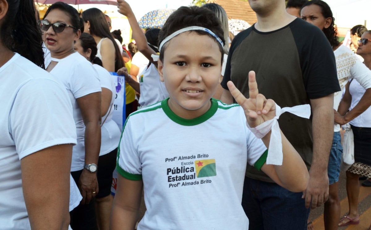 O estudante Vitor Gabriel Brilhante, mesmo doente, não deixou de participar do ato (Foto: Dayana Soares)