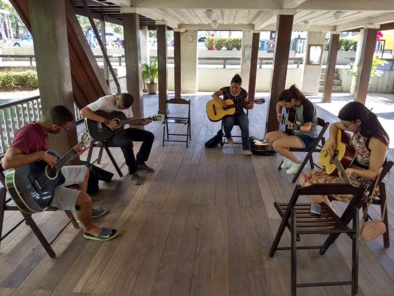 Aula de violão para iniciantes no casarão Foto: Katiussi Melo