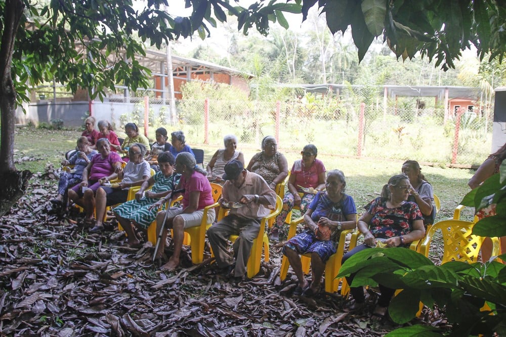 Após a caminhada da trilha até o Viveiro, uma pausa para o lanche
